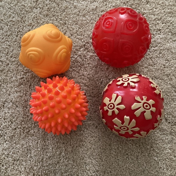 Balls to play and throw around. Various sizes and shapes. 16 in total. - Picture 8 of 9